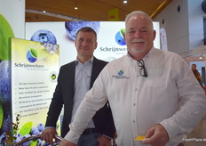 Stanislaw Trzaskowski and Director Leon Schrijnwerkers from Schrijnwerkers Plants B.V., a breeding specialist for blueberries.